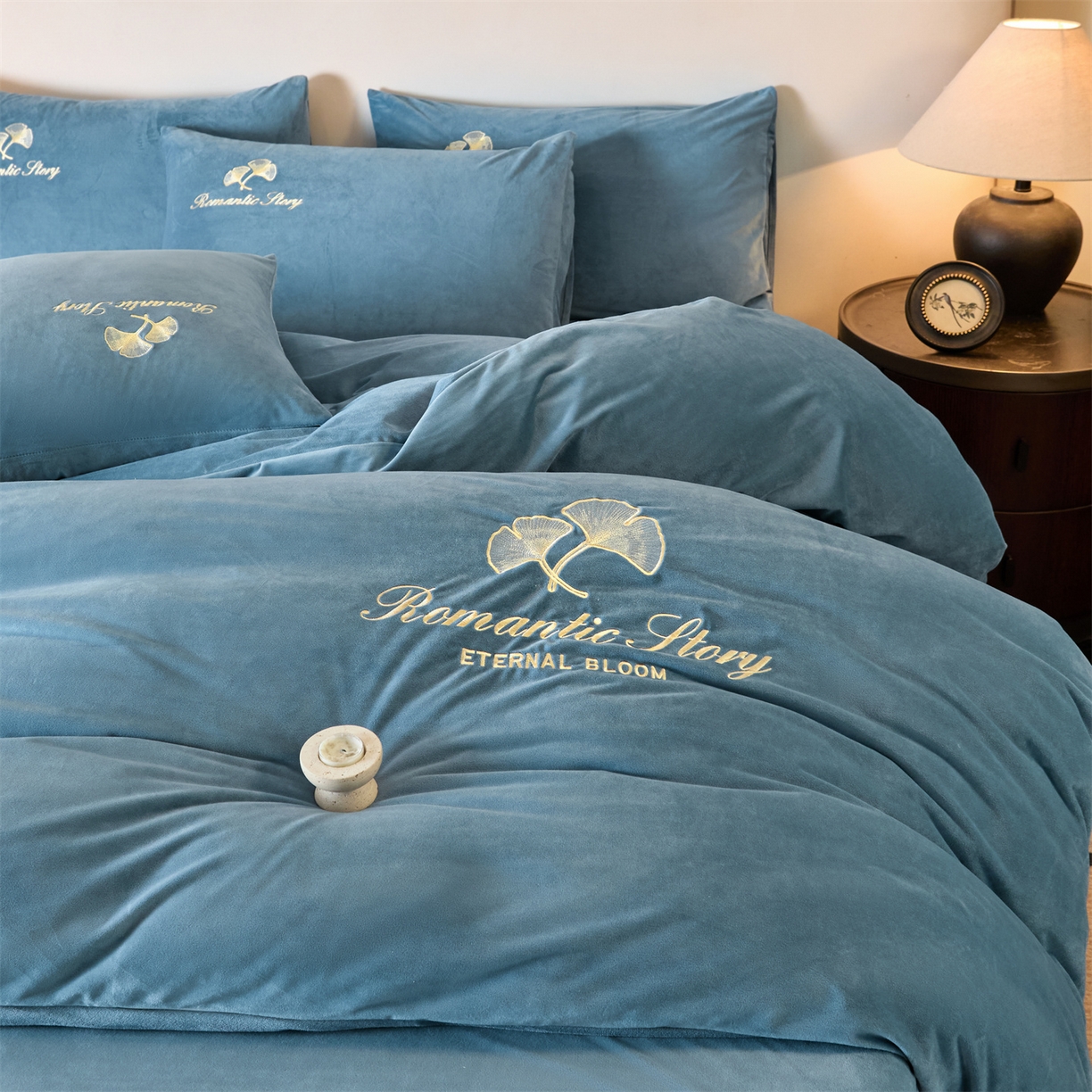 91家纺网 家纺一手货源 找家纺 云棉坊 2025新款高克重水晶绒绣花四件套-杏叶系列 杏叶-宾利蓝