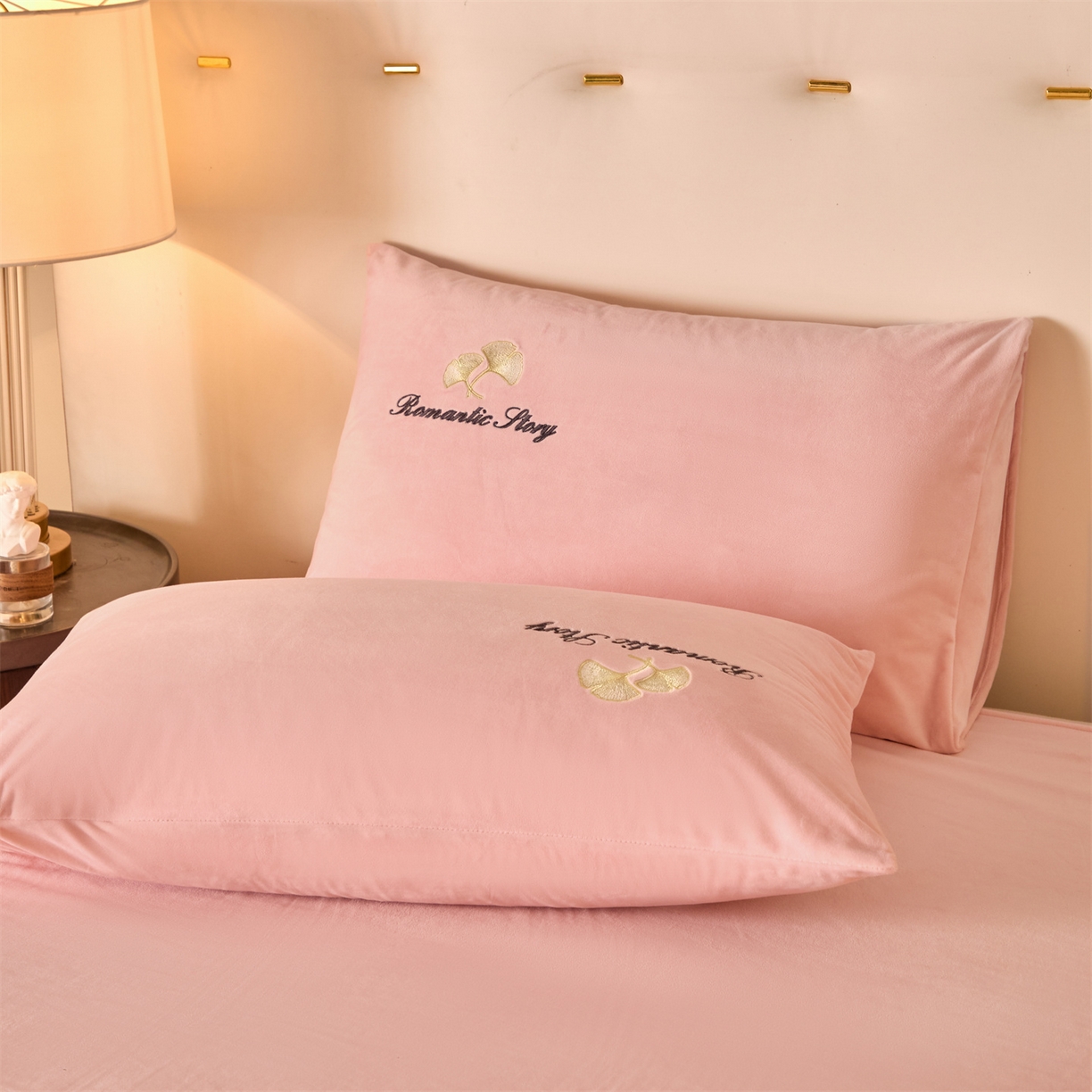 91家纺网 家纺一手货源 找家纺 云棉坊 2025新款高克重水晶绒绣花四件套-杏叶系列 杏叶-蜜桃粉