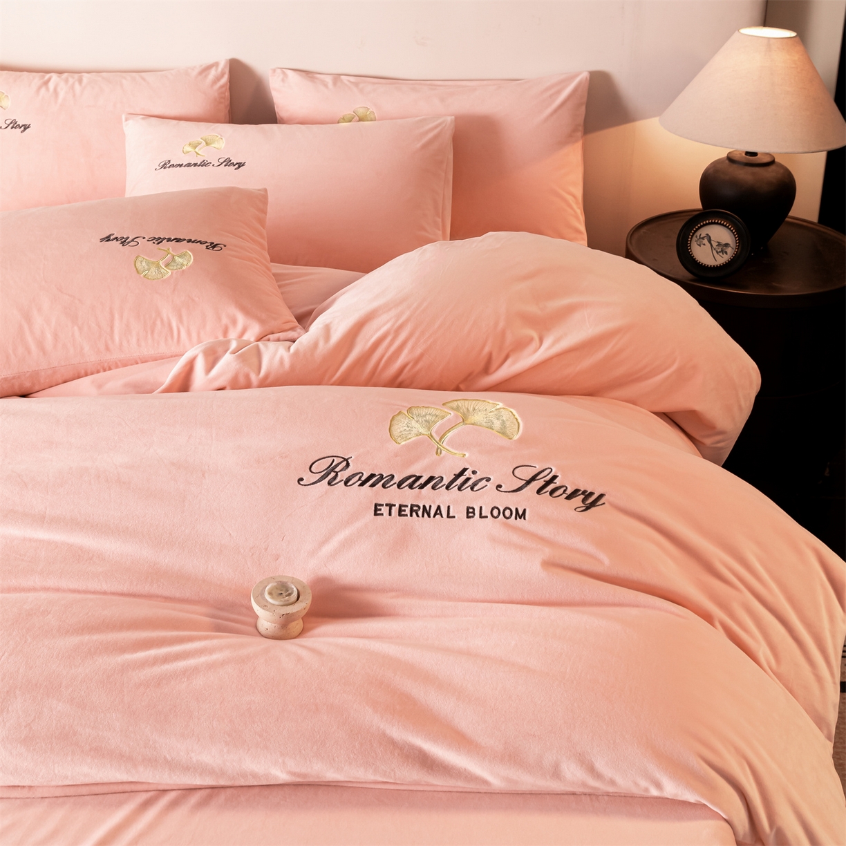 91家纺网 家纺一手货源 找家纺 云棉坊 2025新款高克重水晶绒绣花四件套-杏叶系列 杏叶-蜜桃粉