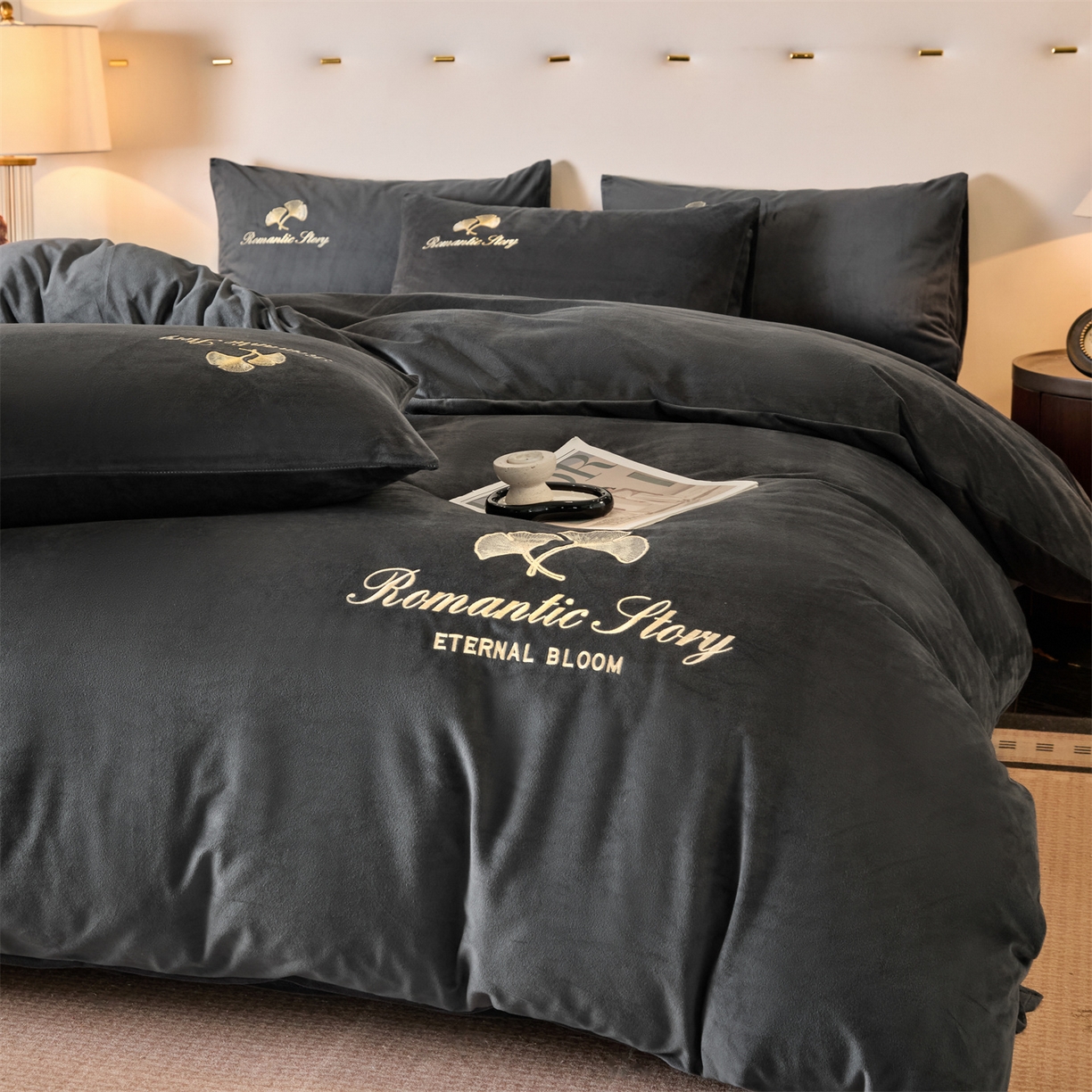 91家纺网 家纺一手货源 找家纺 云棉坊 2025新款高克重水晶绒绣花四件套-杏叶系列 杏叶-高级灰