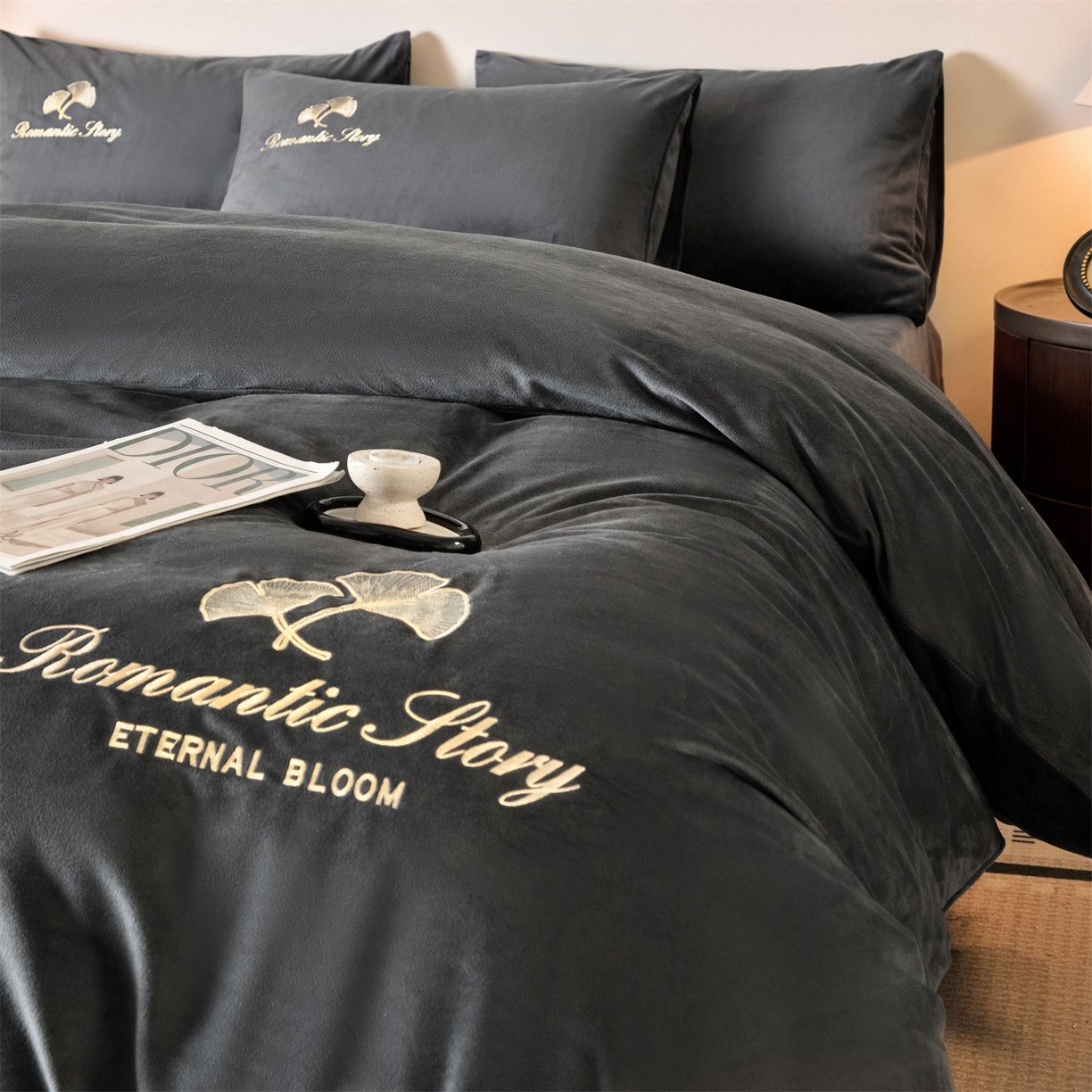 91家纺网 家纺一手货源 找家纺 云棉坊 2025新款高克重水晶绒绣花四件套-杏叶系列 杏叶-高级灰