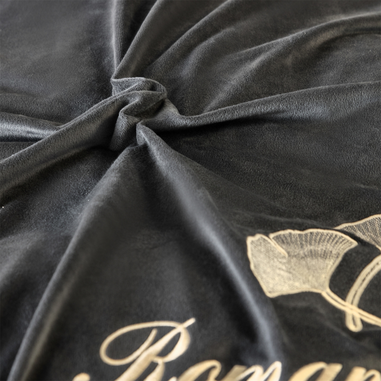 91家纺网 家纺一手货源 找家纺 云棉坊 2025新款高克重水晶绒绣花四件套-杏叶系列 杏叶-高级灰