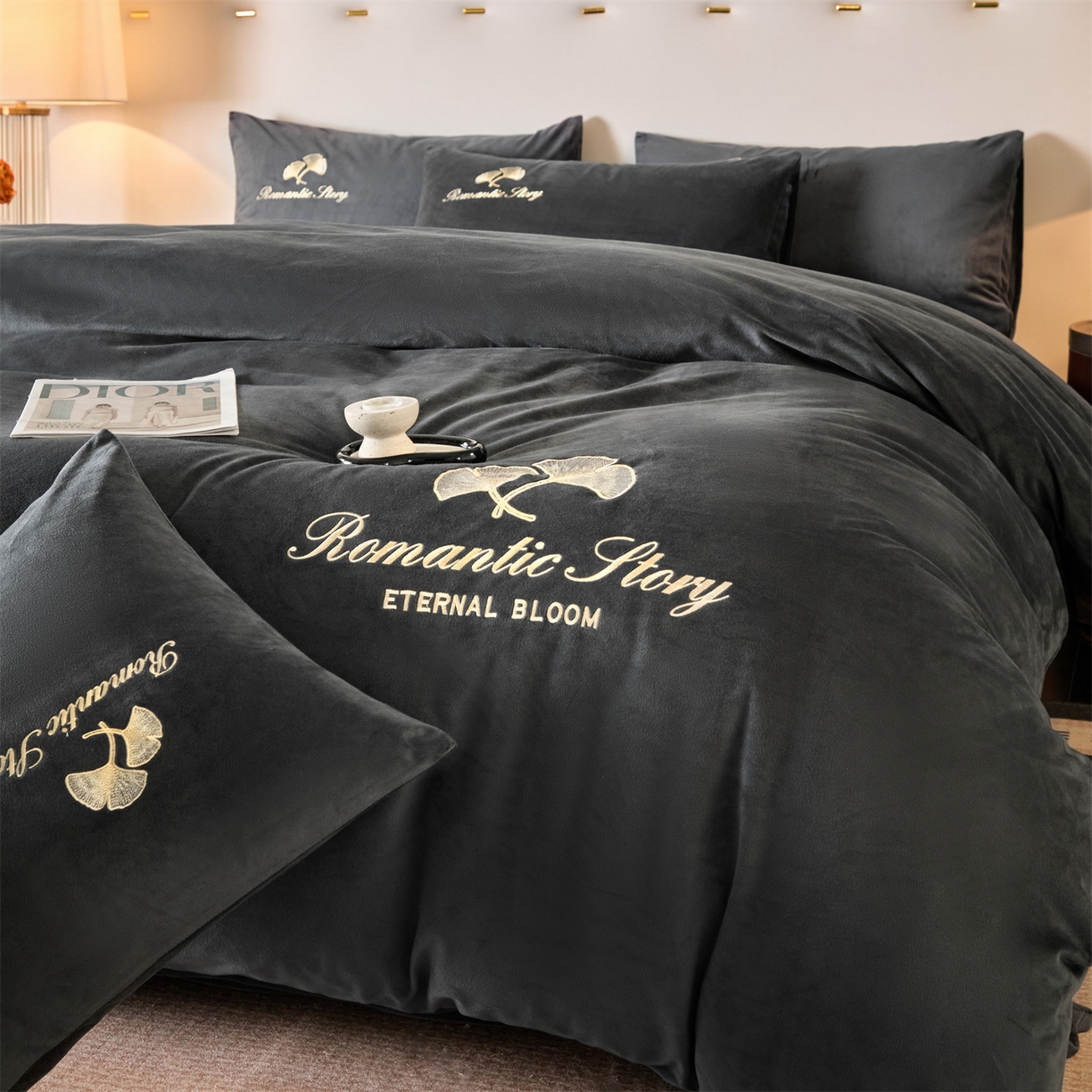 91家纺网 家纺一手货源 找家纺 云棉坊 2025新款高克重水晶绒绣花四件套-杏叶系列 杏叶-高级灰