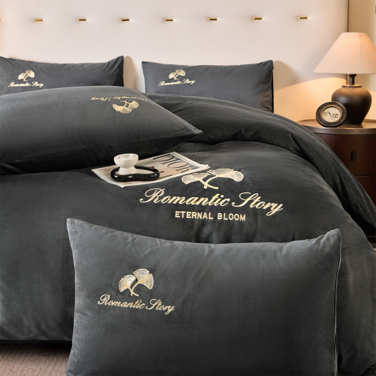 91家纺网 家纺一手货源 找家纺 云棉坊 2025新款高克重水晶绒绣花四件套-杏叶系列 杏叶-高级灰