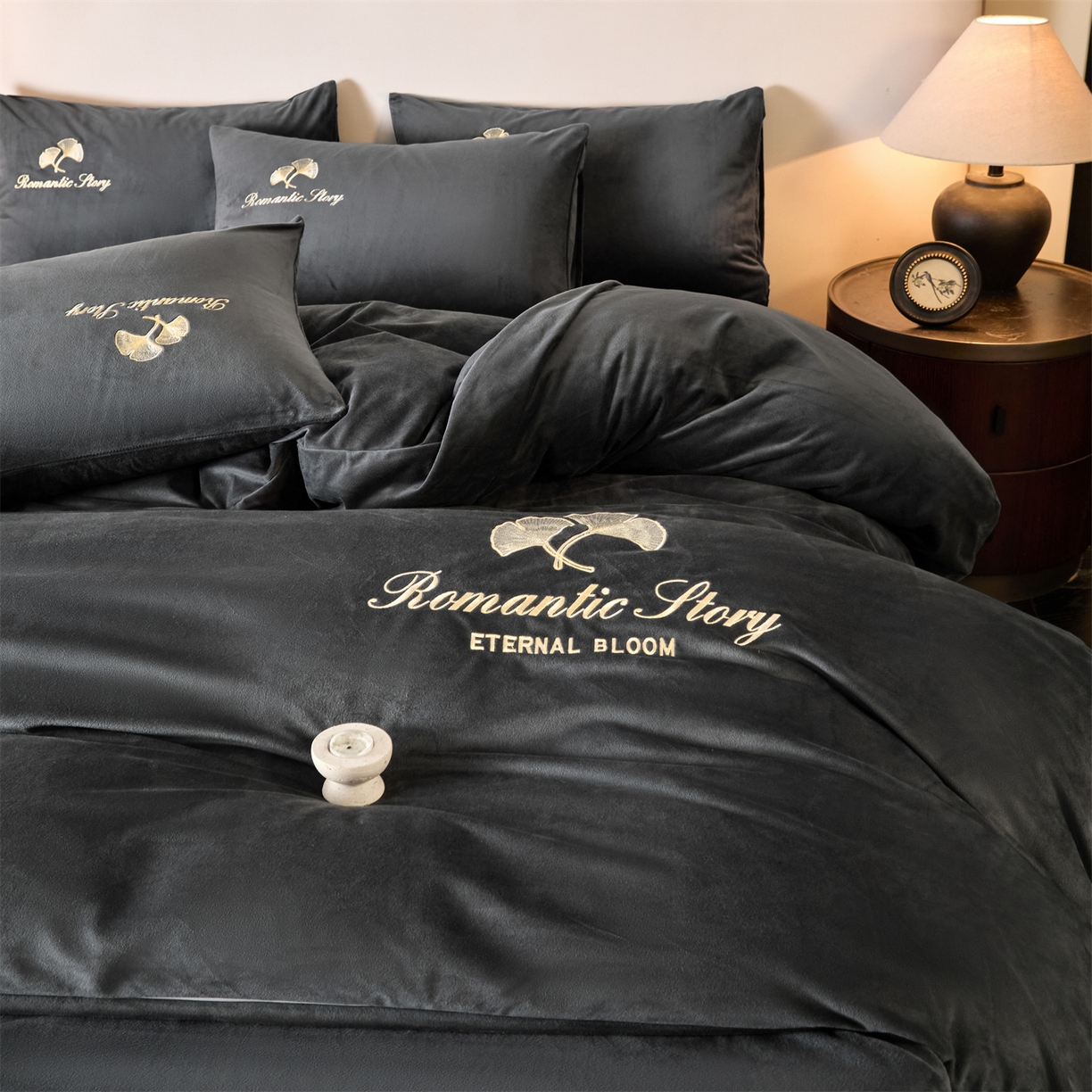 91家纺网 家纺一手货源 找家纺 云棉坊 2025新款高克重水晶绒绣花四件套-杏叶系列 杏叶-高级灰