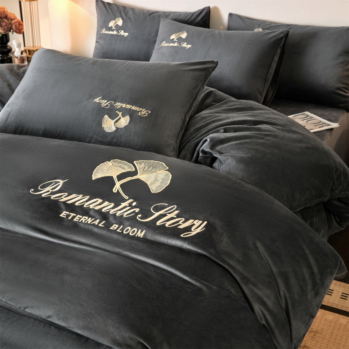 91家纺网 家纺一手货源 找家纺 云棉坊 2025新款高克重水晶绒绣花四件套-杏叶系列 杏叶-高级灰