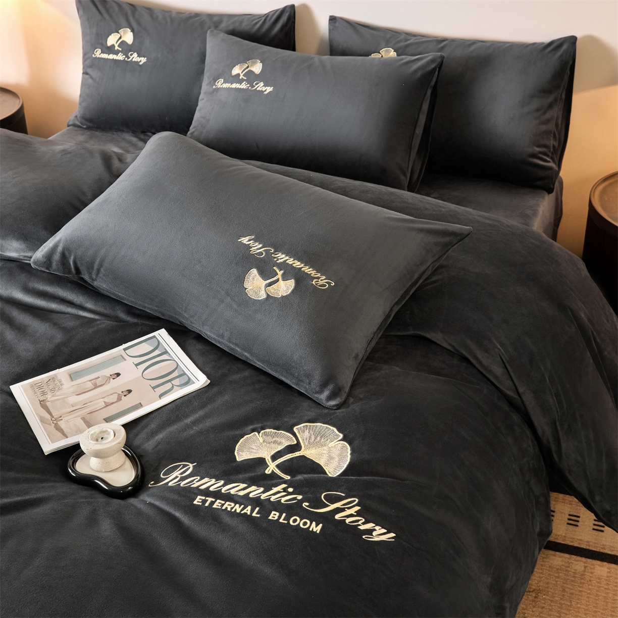 91家纺网 家纺一手货源 找家纺 云棉坊 2025新款高克重水晶绒绣花四件套-杏叶系列 杏叶-高级灰