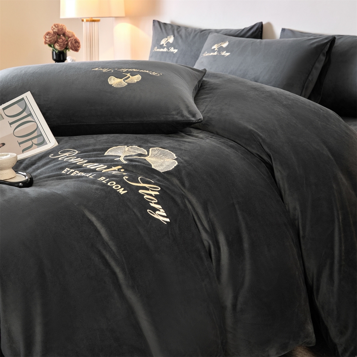 91家纺网 家纺一手货源 找家纺 云棉坊 2025新款高克重水晶绒绣花四件套-杏叶系列 杏叶-高级灰