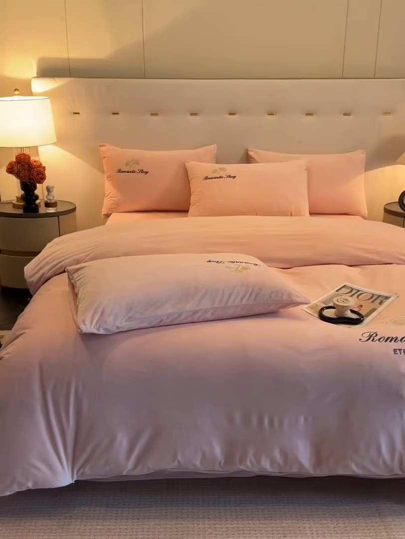 91家纺网 家纺一手货源 找家纺 云棉坊 2025新款高克重水晶绒绣花四件套-杏叶系列 杏叶-蜜桃粉