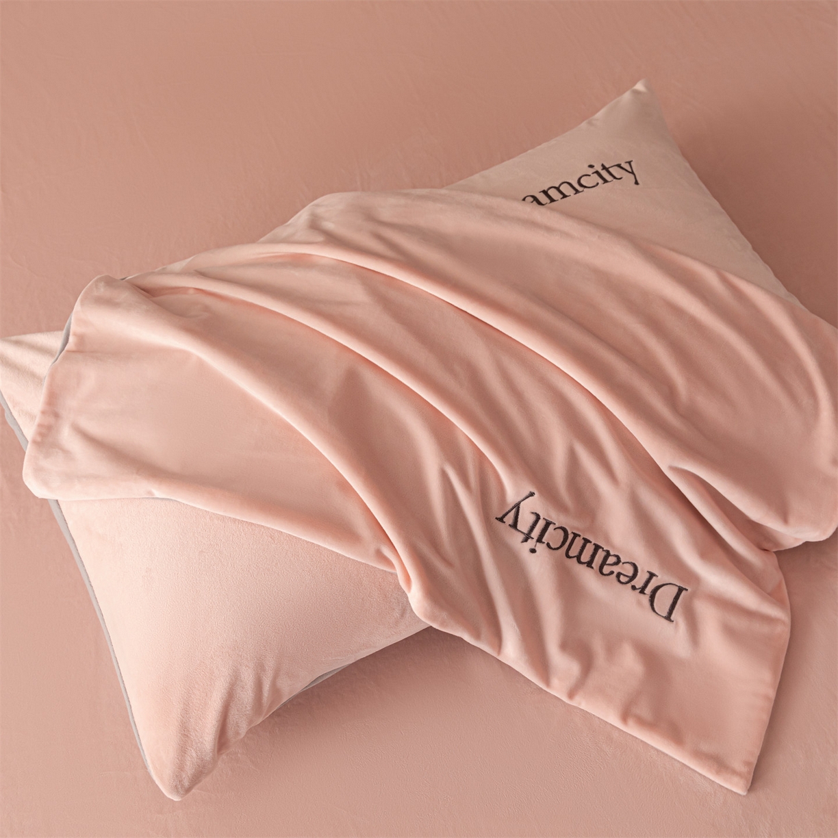 91家纺网 家纺一手货源 找家纺 云棉坊 2025新款高克重水晶绒绣花四件套-暗香系列 暗香-蜜桃粉