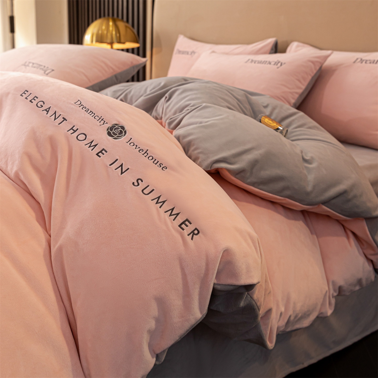 91家纺网 家纺一手货源 找家纺 云棉坊 2025新款高克重水晶绒绣花四件套-暗香系列 暗香-蜜桃粉