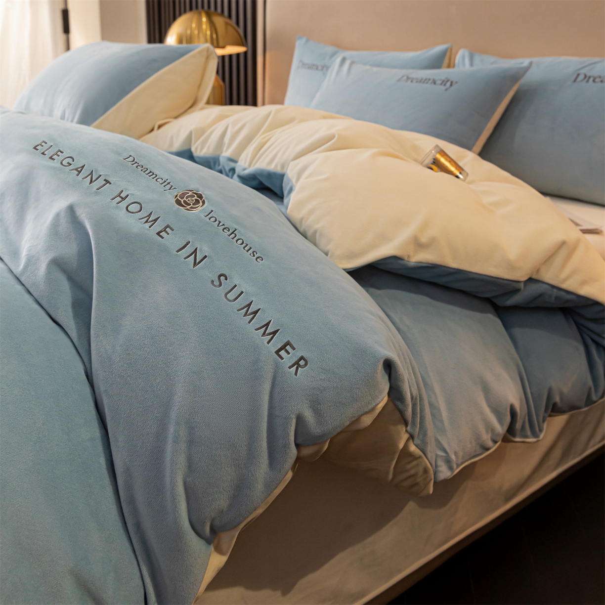 91家纺网 家纺一手货源 找家纺 云棉坊 2025新款高克重水晶绒绣花四件套-暗香系列 暗香-天空兰