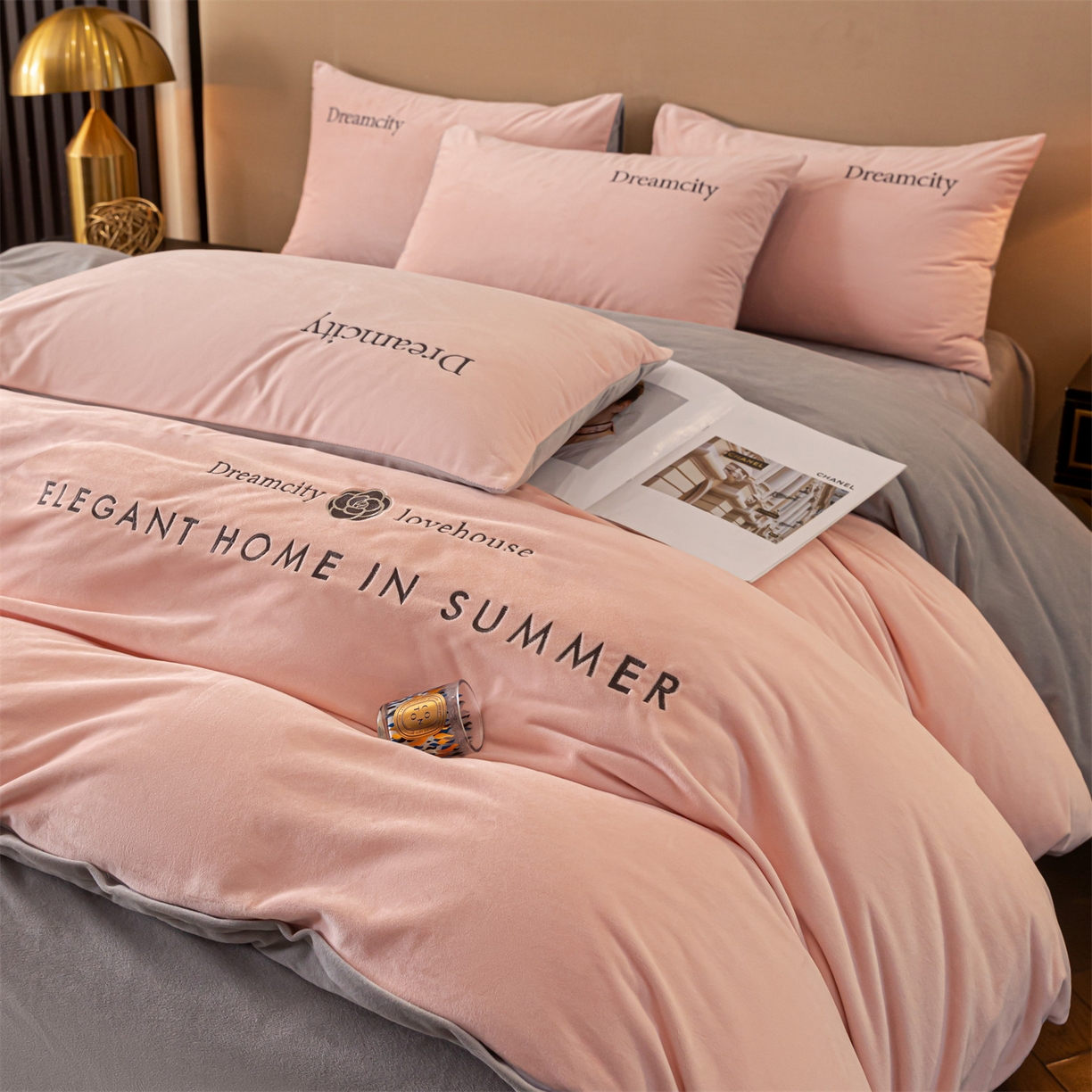 91家纺网 家纺一手货源 找家纺 云棉坊 2025新款高克重水晶绒绣花四件套-暗香系列 暗香-蜜桃粉