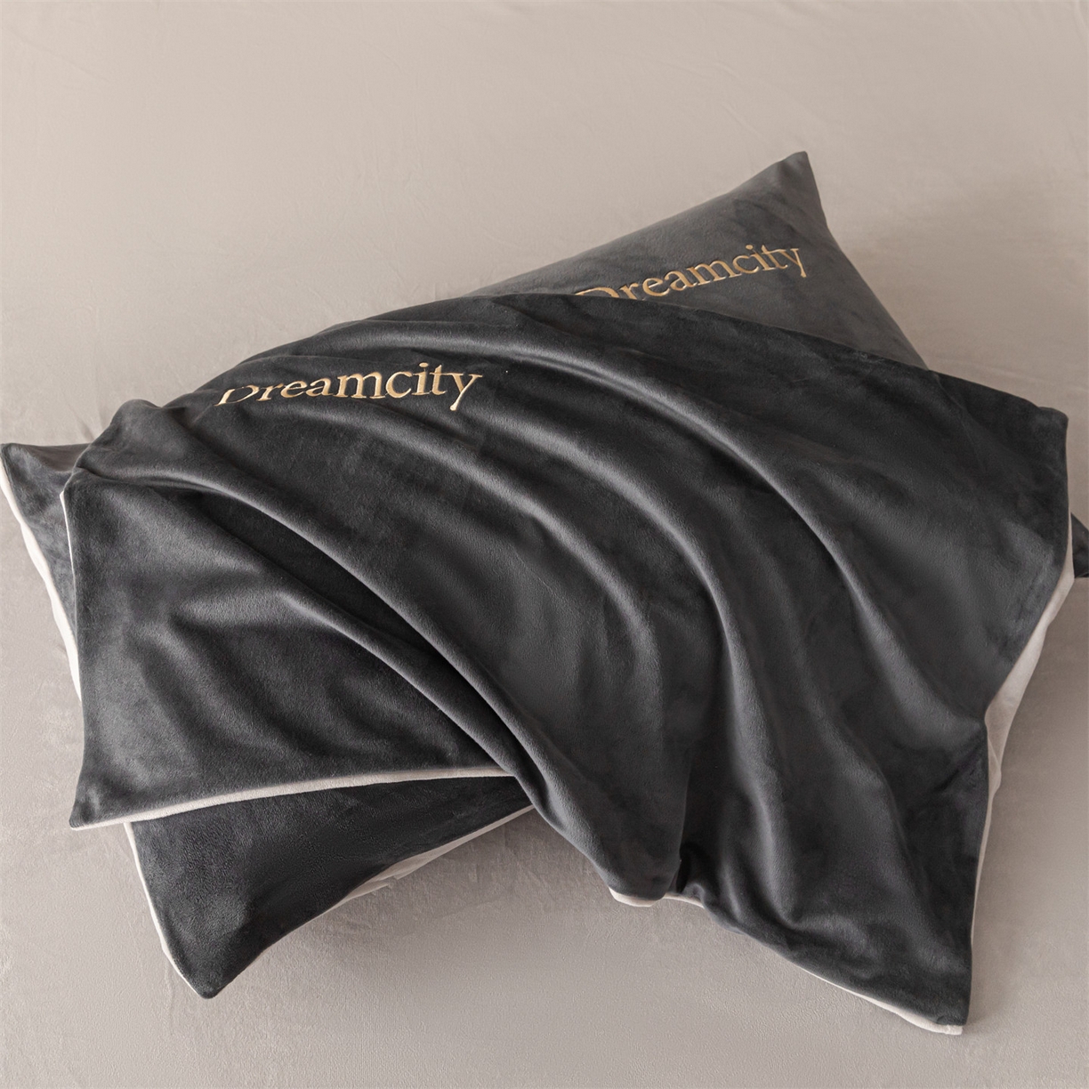 91家纺网 家纺一手货源 找家纺 云棉坊 2025新款高克重水晶绒绣花四件套-暗香系列 暗香-高级灰