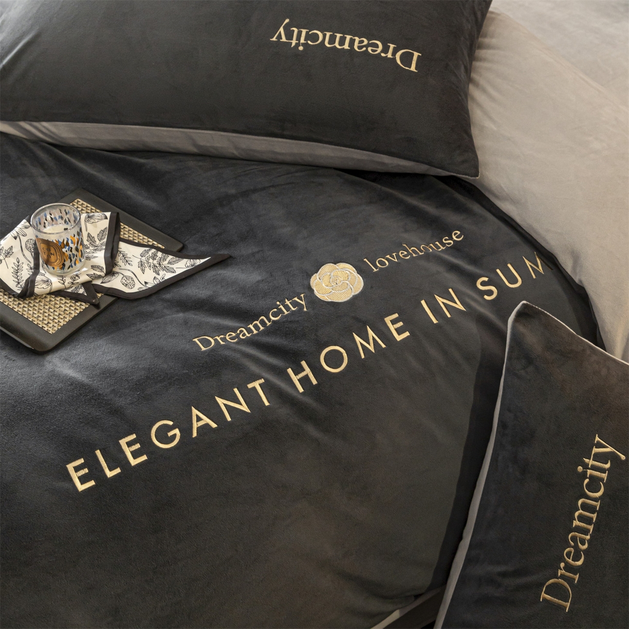 91家纺网 家纺一手货源 找家纺 云棉坊 2025新款高克重水晶绒绣花四件套-暗香系列 暗香-高级灰