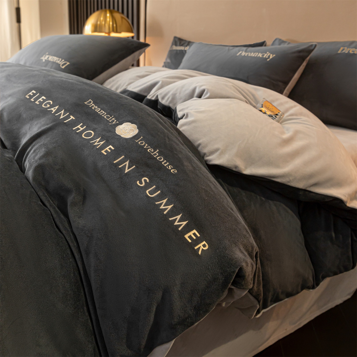 91家纺网 家纺一手货源 找家纺 云棉坊 2025新款高克重水晶绒绣花四件套-暗香系列 暗香-高级灰