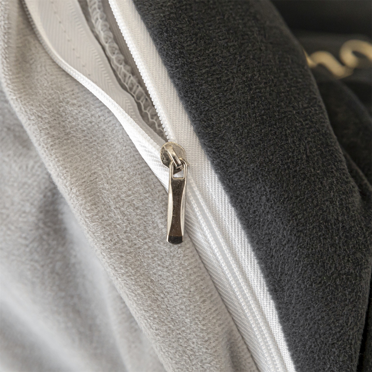 91家纺网 家纺一手货源 找家纺 云棉坊 2025新款高克重水晶绒绣花四件套-暗香系列 暗香-高级灰