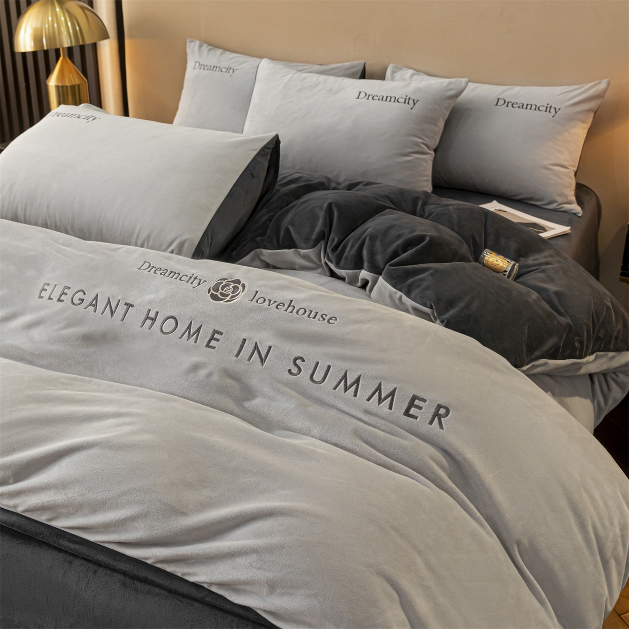 91家纺网 家纺一手货源 找家纺 云棉坊 2025新款高克重水晶绒绣花四件套-暗香系列 暗香-山灰