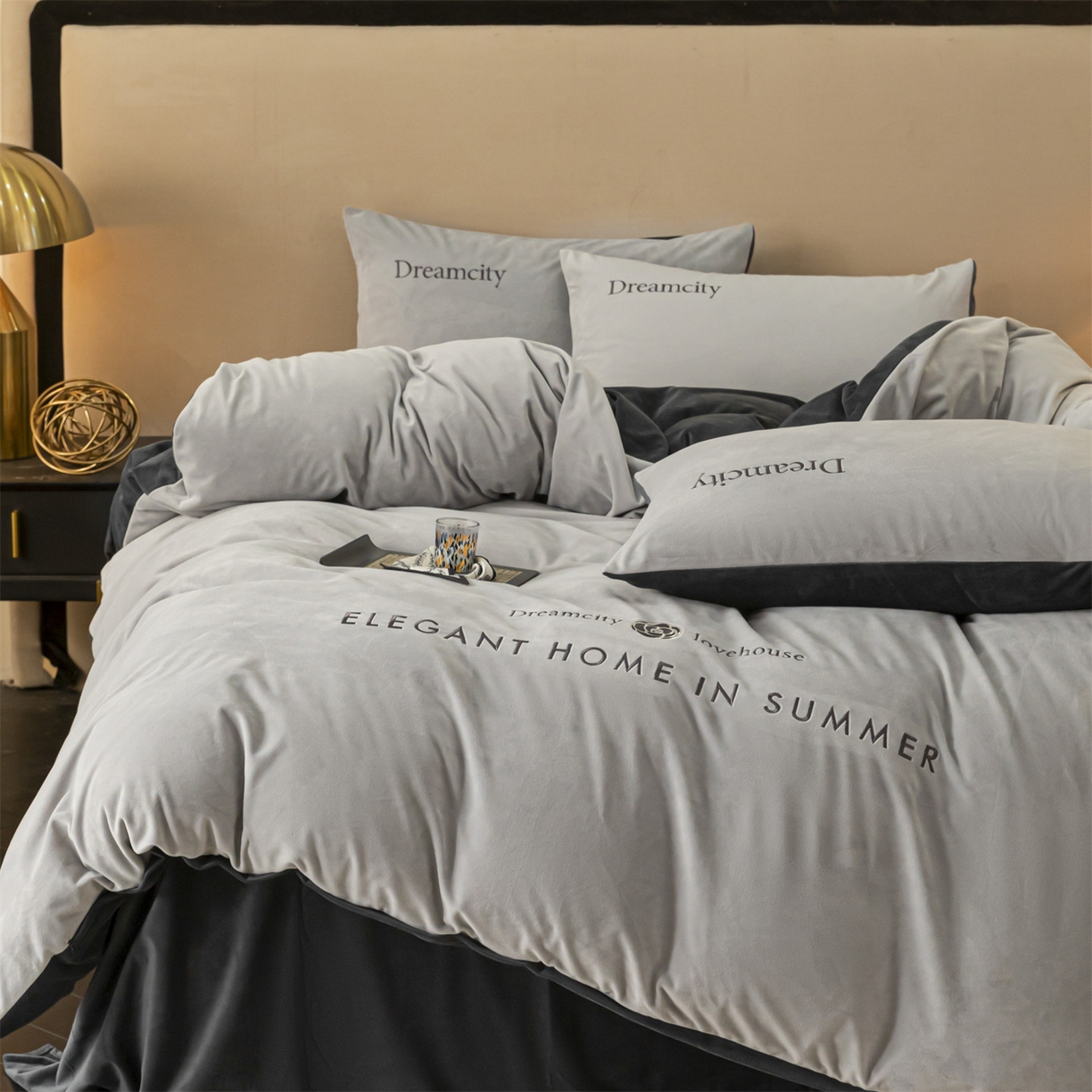 91家纺网 家纺一手货源 找家纺 云棉坊 2025新款高克重水晶绒绣花四件套-暗香系列 暗香-山灰