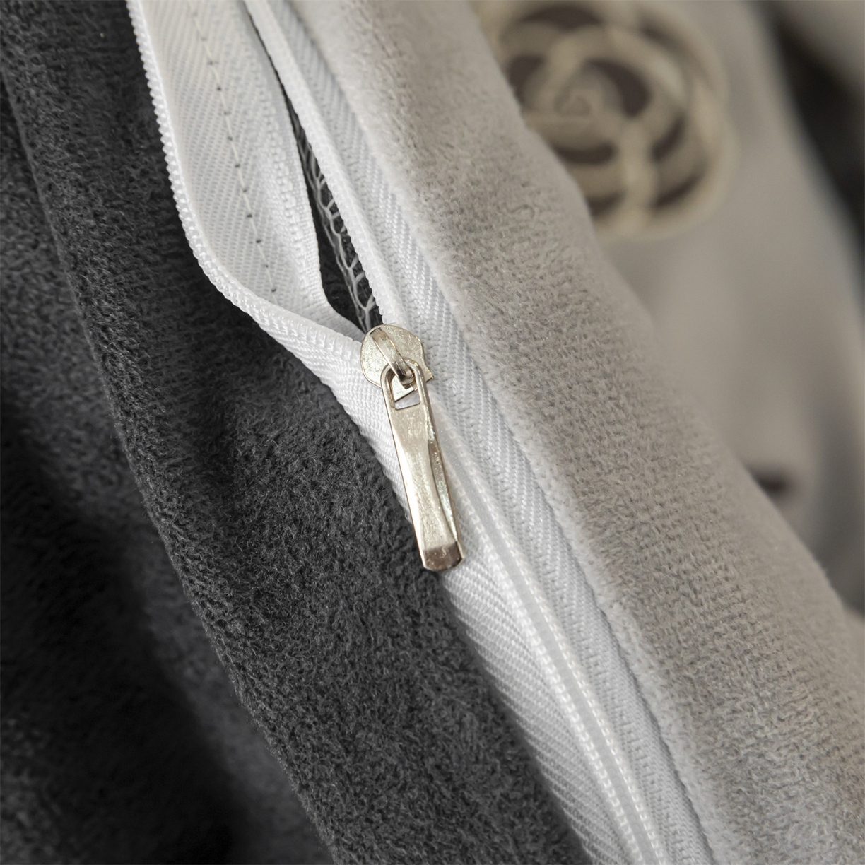 91家纺网 家纺一手货源 找家纺 云棉坊 2025新款高克重水晶绒绣花四件套-暗香系列 暗香-山灰