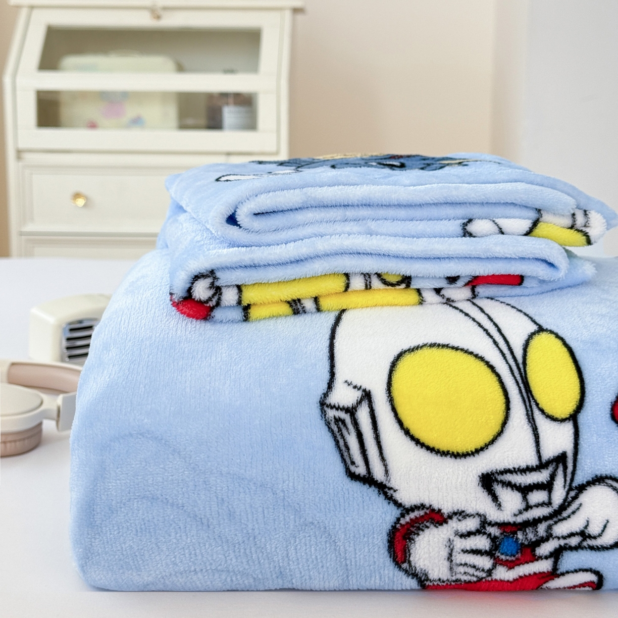 91家纺网 家纺一手货源 找家纺 名兮家居 2025新款经典奥特曼-三丽鸥高克重牛奶绒床单 奥特曼打怪兽