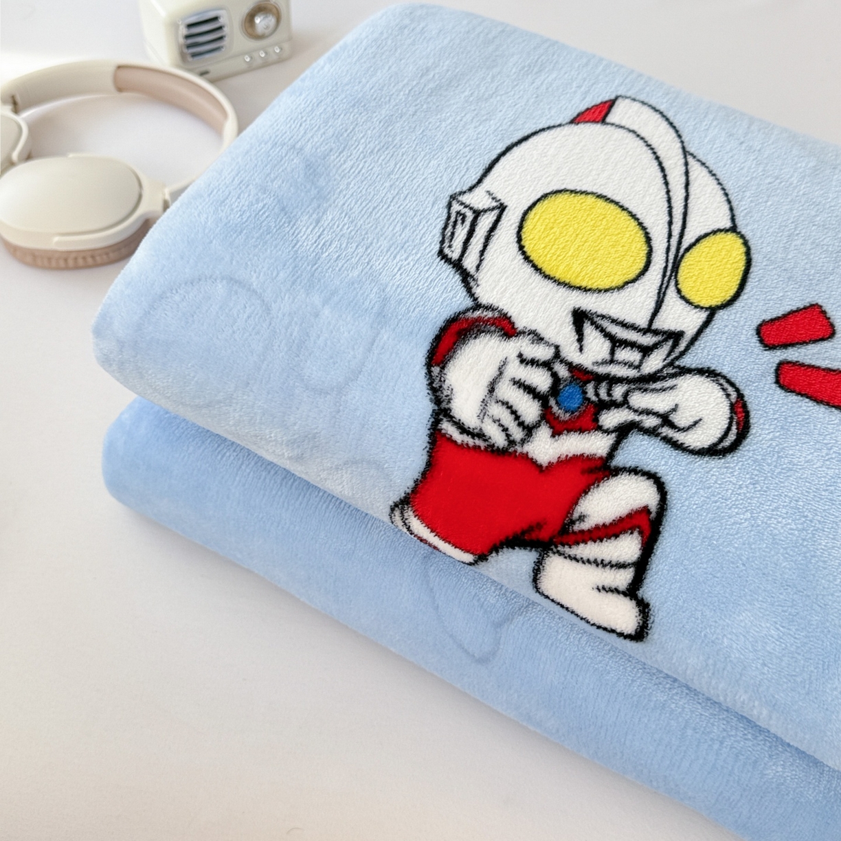 91家纺网 家纺一手货源 找家纺 名兮家居 2025新款经典奥特曼-三丽鸥高克重牛奶绒床单 奥特曼打怪兽