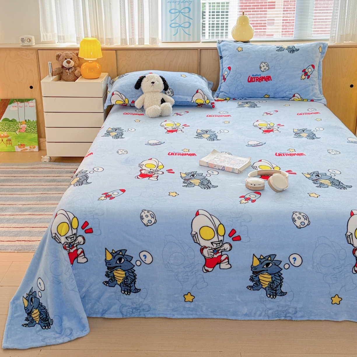 91家纺网 家纺一手货源 找家纺 名兮家居 2025新款经典奥特曼-三丽鸥高克重牛奶绒床单 奥特曼打怪兽