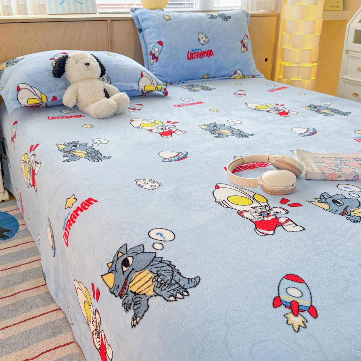 91家纺网 家纺一手货源 找家纺 名兮家居 2025新款经典奥特曼-三丽鸥高克重牛奶绒床单 奥特曼打怪兽
