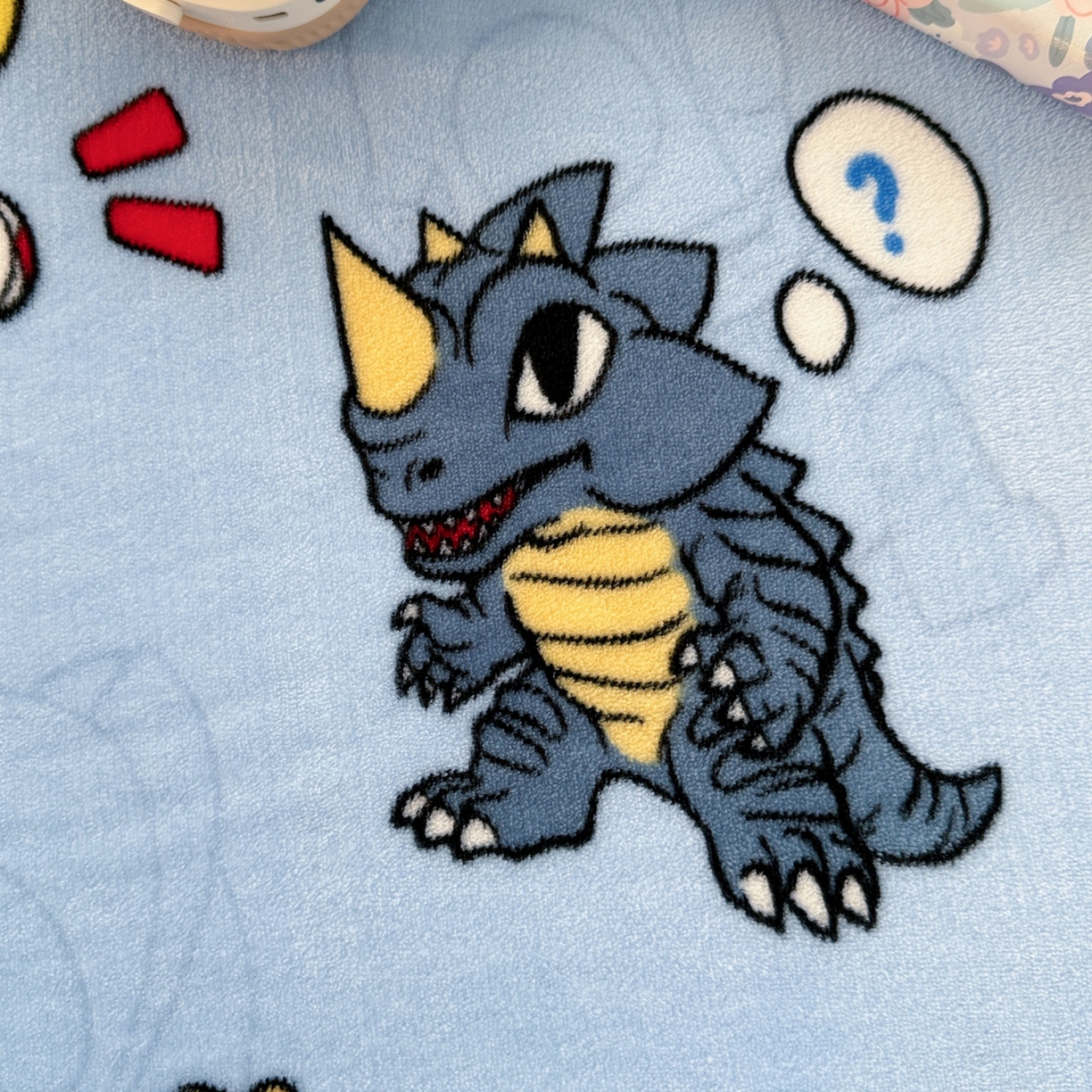 91家纺网 家纺一手货源 找家纺 名兮家居 2025新款经典奥特曼-三丽鸥高克重牛奶绒床单 奥特曼打怪兽