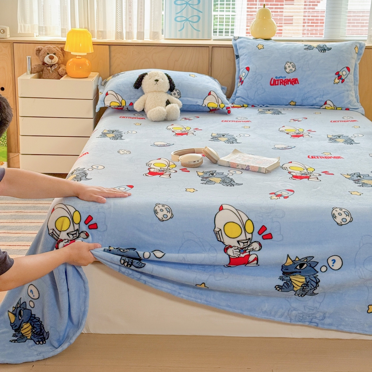 91家纺网 家纺一手货源 找家纺 名兮家居 2025新款经典奥特曼-三丽鸥高克重牛奶绒床单 奥特曼打怪兽