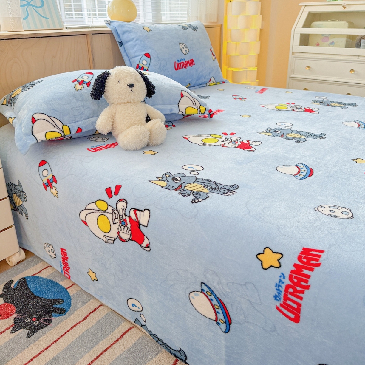 91家纺网 家纺一手货源 找家纺 名兮家居 2025新款经典奥特曼-三丽鸥高克重牛奶绒床单 奥特曼打怪兽