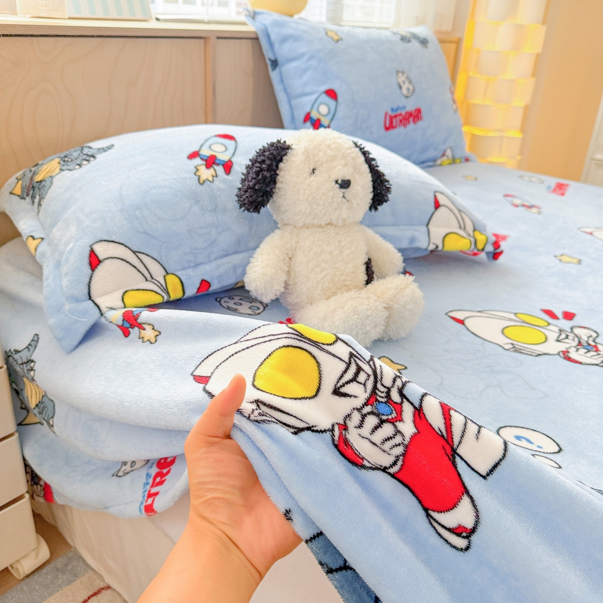 91家纺网 家纺一手货源 找家纺 名兮家居 2025新款经典奥特曼-三丽鸥高克重牛奶绒床单 奥特曼打怪兽