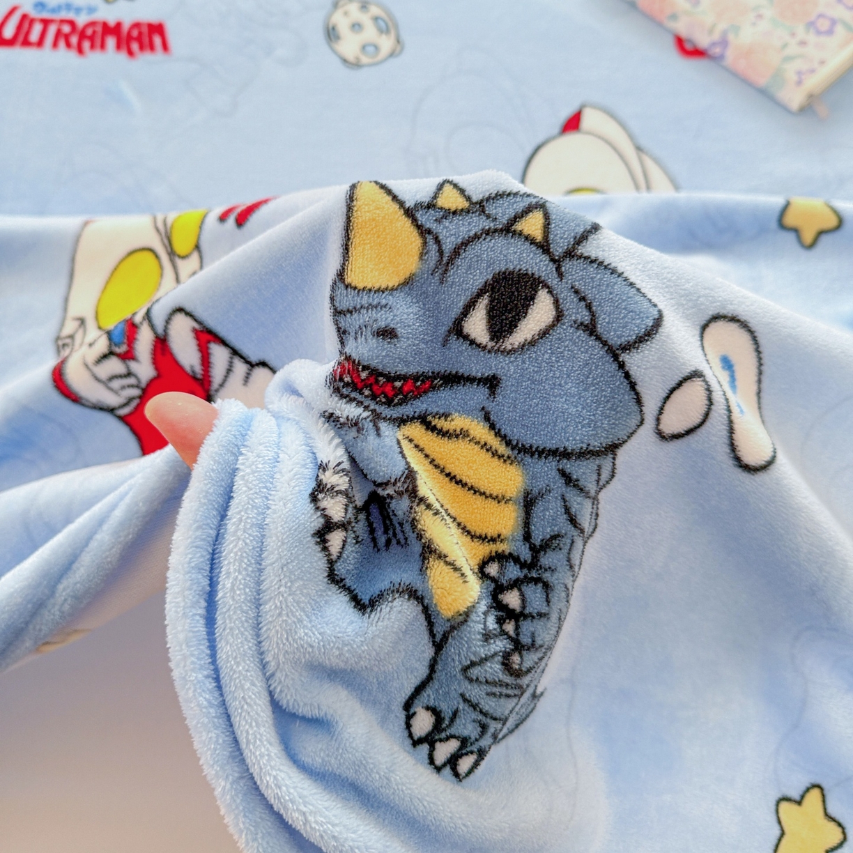 91家纺网 家纺一手货源 找家纺 名兮家居 2025新款经典奥特曼-三丽鸥高克重牛奶绒床单 奥特曼打怪兽