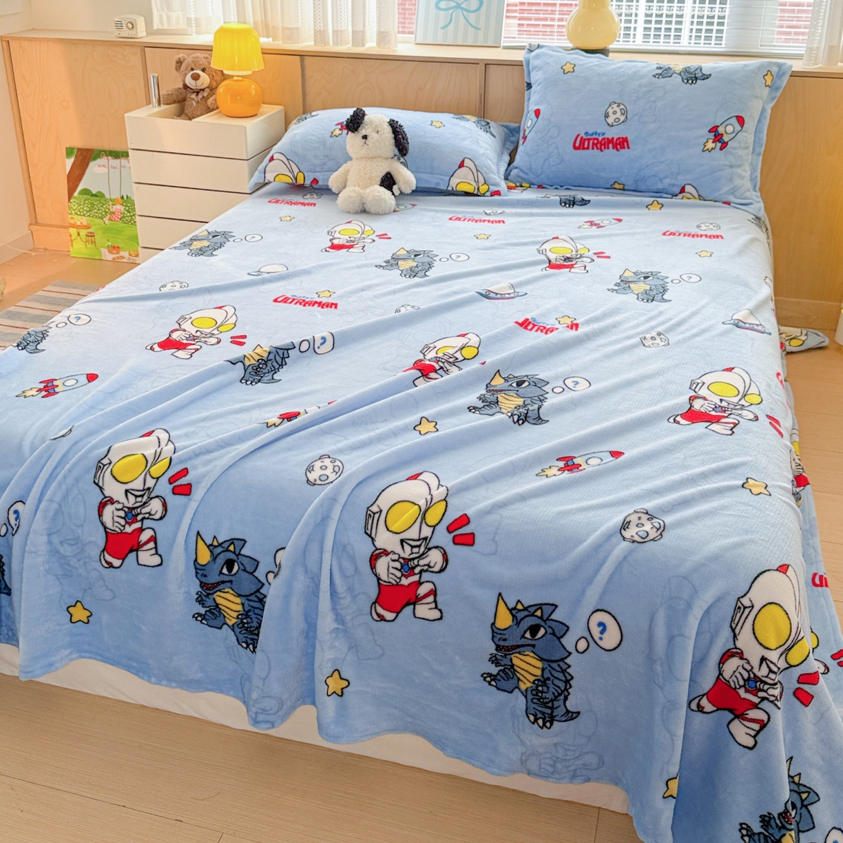 91家纺网 家纺一手货源 找家纺 名兮家居 2025新款经典奥特曼-三丽鸥高克重牛奶绒床单 奥特曼打怪兽