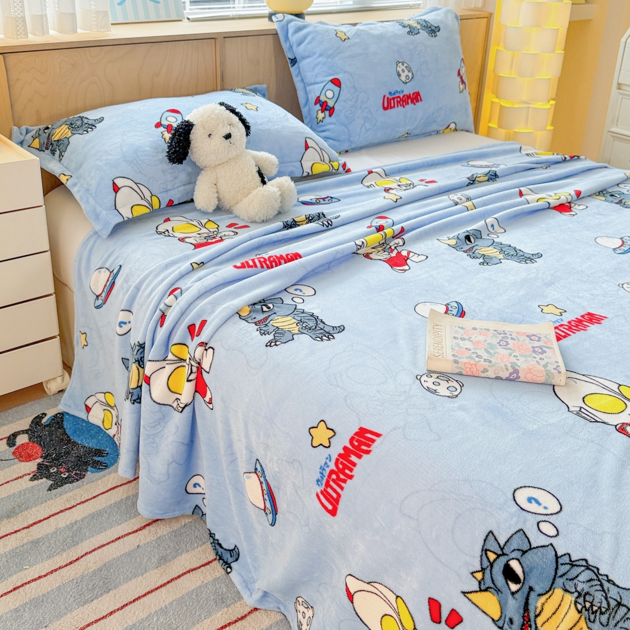 91家纺网 家纺一手货源 找家纺 名兮家居 2025新款经典奥特曼-三丽鸥高克重牛奶绒床单 奥特曼打怪兽