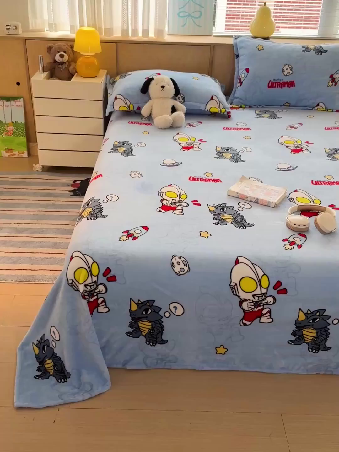 91家纺网 家纺一手货源 找家纺 名兮家居 2025新款经典奥特曼-三丽鸥高克重牛奶绒床单 奥特曼打怪兽