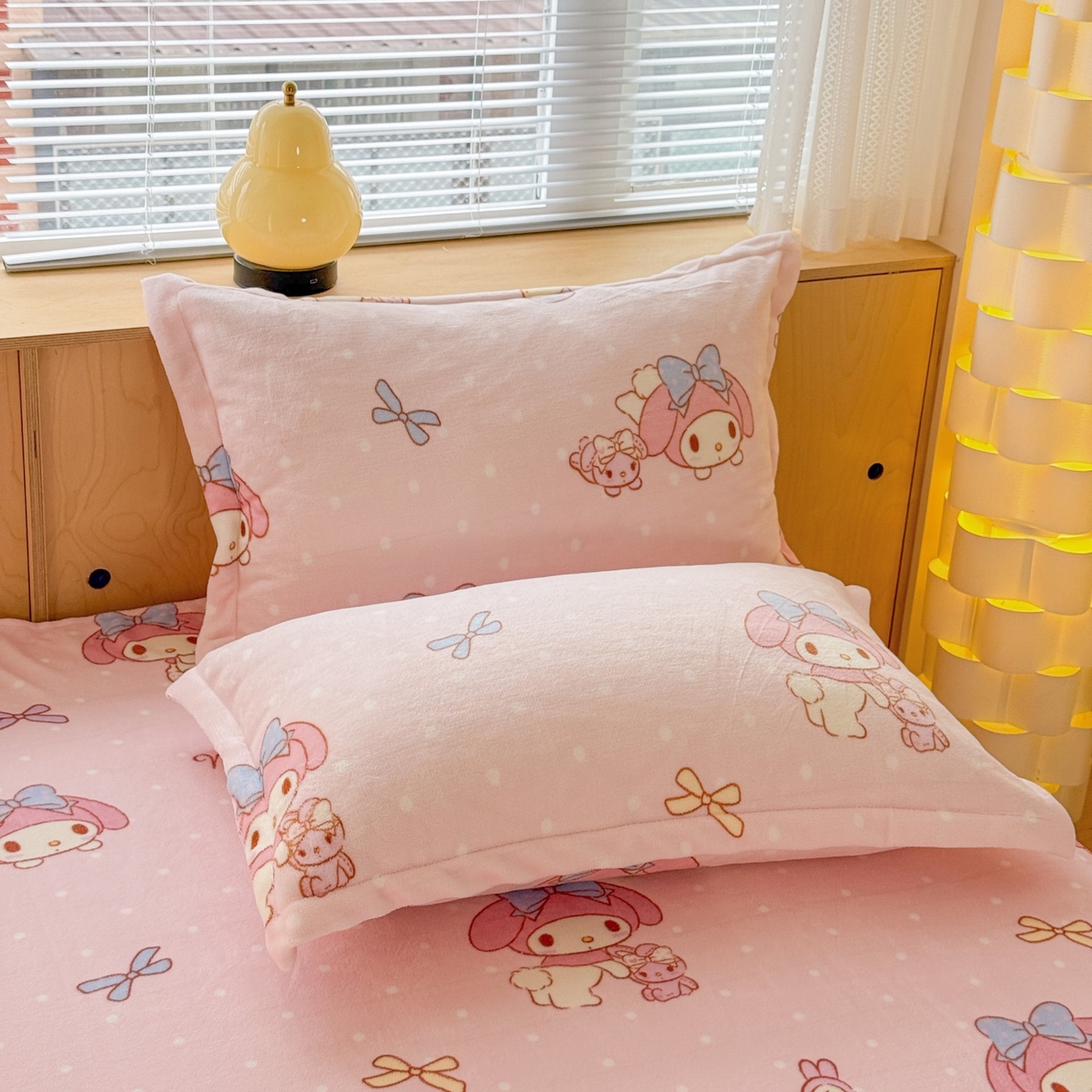 91家纺网 家纺一手货源 找家纺 名兮家居 2025新款经典奥特曼-三丽鸥高克重牛奶绒床单 点点美乐蒂