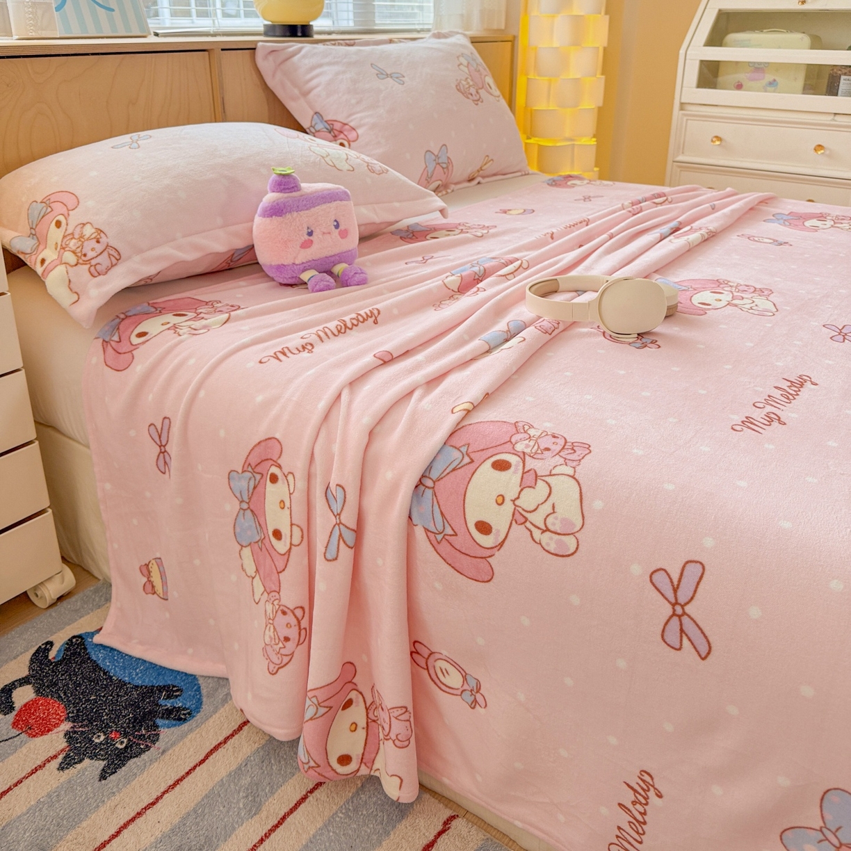 91家纺网 家纺一手货源 找家纺 名兮家居 2025新款经典奥特曼-三丽鸥高克重牛奶绒床单 点点美乐蒂