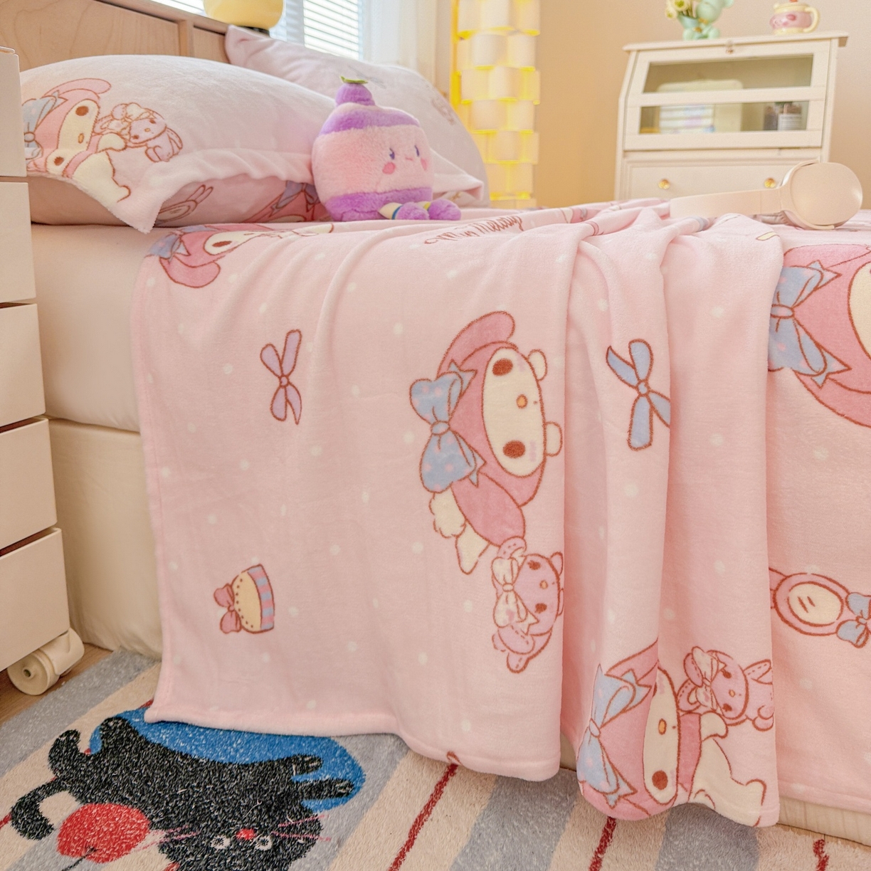 91家纺网 家纺一手货源 找家纺 名兮家居 2025新款经典奥特曼-三丽鸥高克重牛奶绒床单 点点美乐蒂