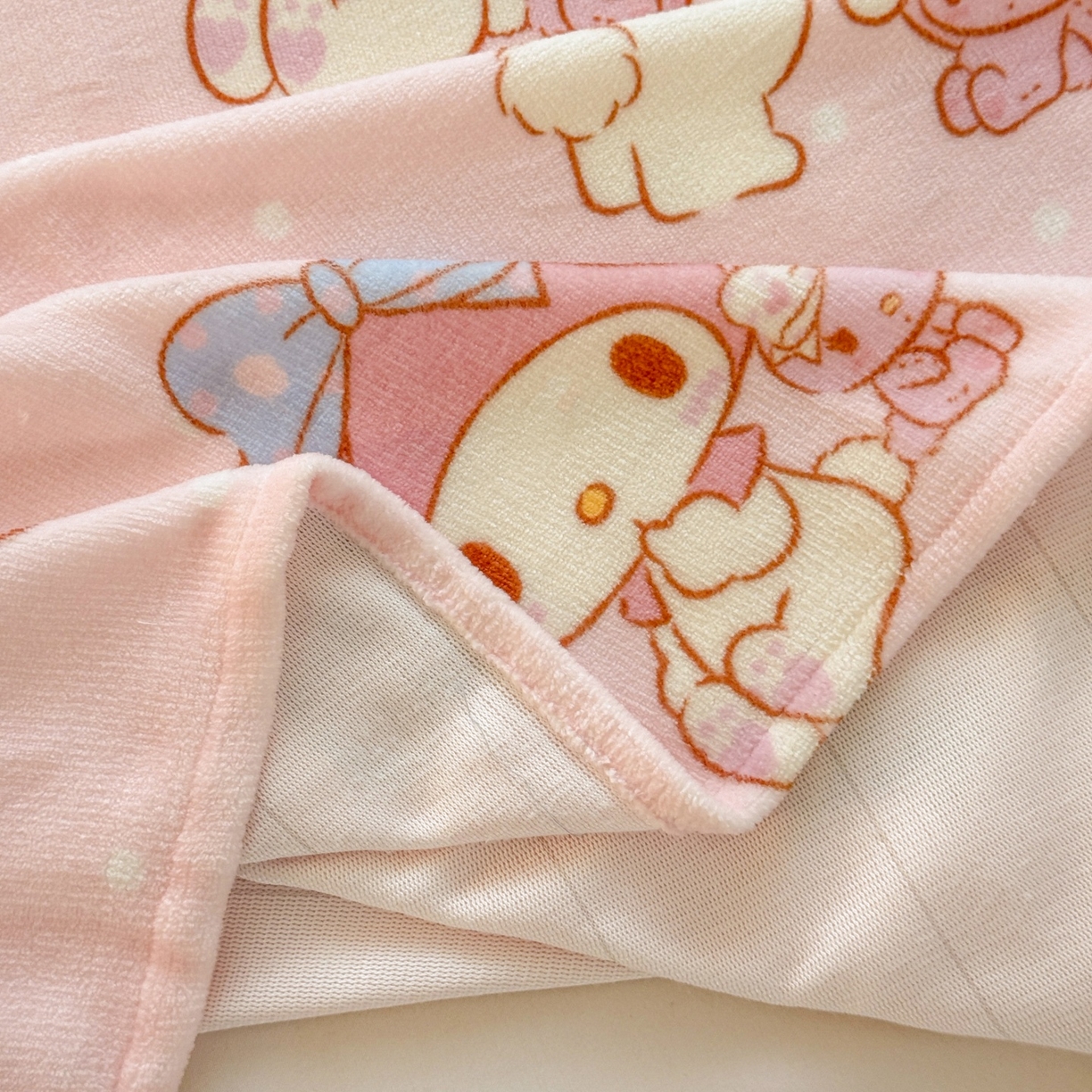 91家纺网 家纺一手货源 找家纺 名兮家居 2025新款经典奥特曼-三丽鸥高克重牛奶绒床单 点点美乐蒂