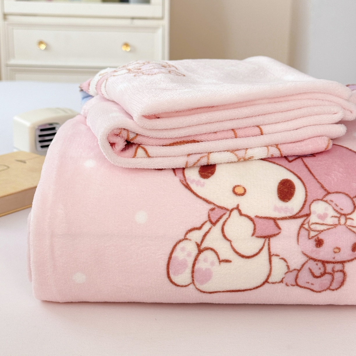 91家纺网 家纺一手货源 找家纺 名兮家居 2025新款经典奥特曼-三丽鸥高克重牛奶绒床单 点点美乐蒂