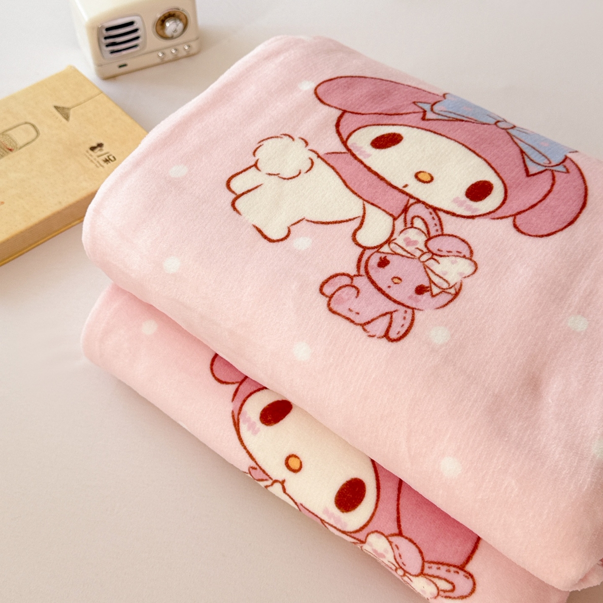 91家纺网 家纺一手货源 找家纺 名兮家居 2025新款经典奥特曼-三丽鸥高克重牛奶绒床单 点点美乐蒂