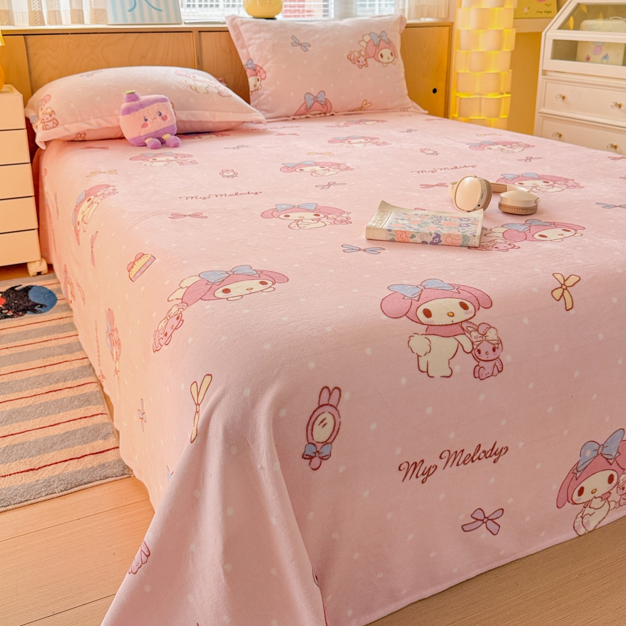 91家纺网 家纺一手货源 找家纺 名兮家居 2025新款经典奥特曼-三丽鸥高克重牛奶绒床单 点点美乐蒂