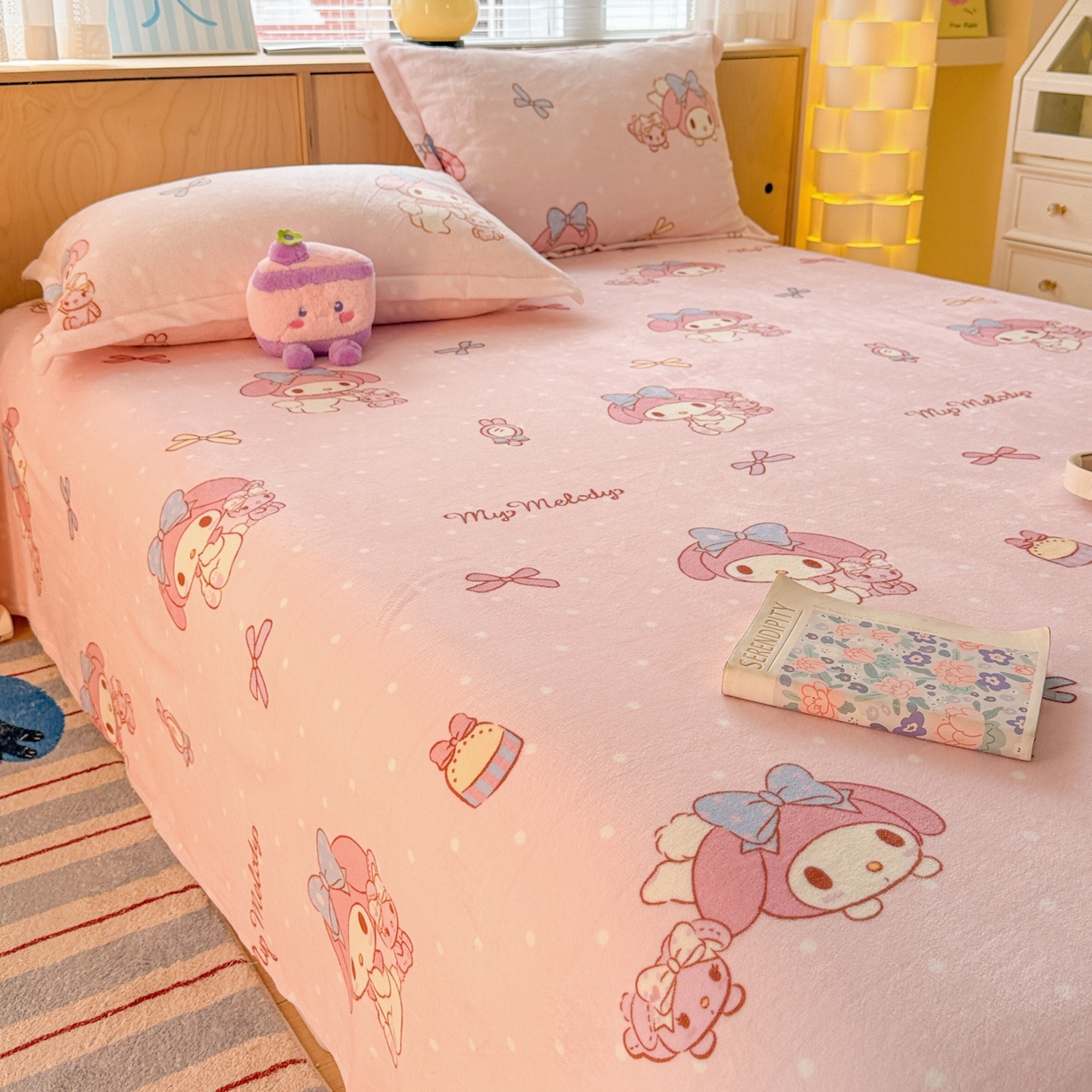 91家纺网 家纺一手货源 找家纺 名兮家居 2025新款经典奥特曼-三丽鸥高克重牛奶绒床单 点点美乐蒂