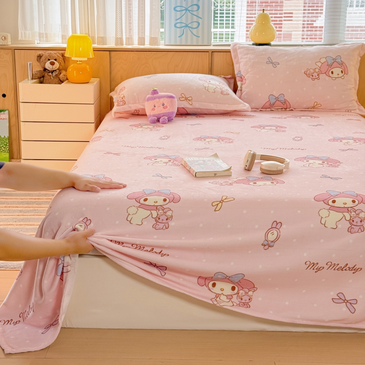 91家纺网 家纺一手货源 找家纺 名兮家居 2025新款经典奥特曼-三丽鸥高克重牛奶绒床单 点点美乐蒂