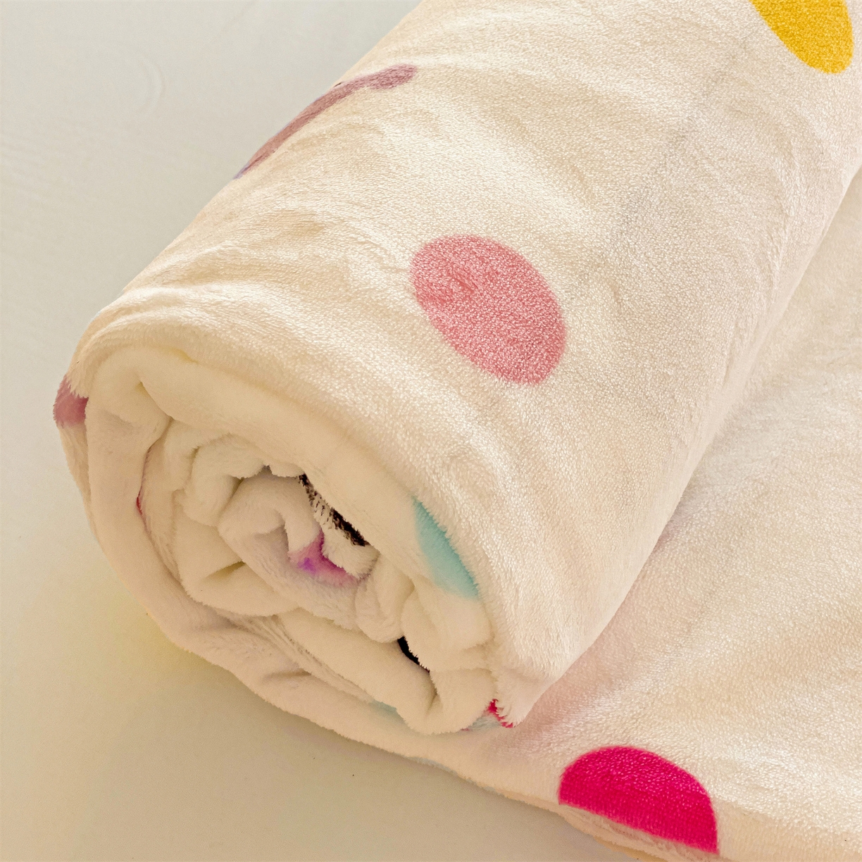 91家纺网 家纺一手货源 找家纺 名兮家居 2025新款经典奥特曼-三丽鸥高克重牛奶绒床单 多彩库洛米