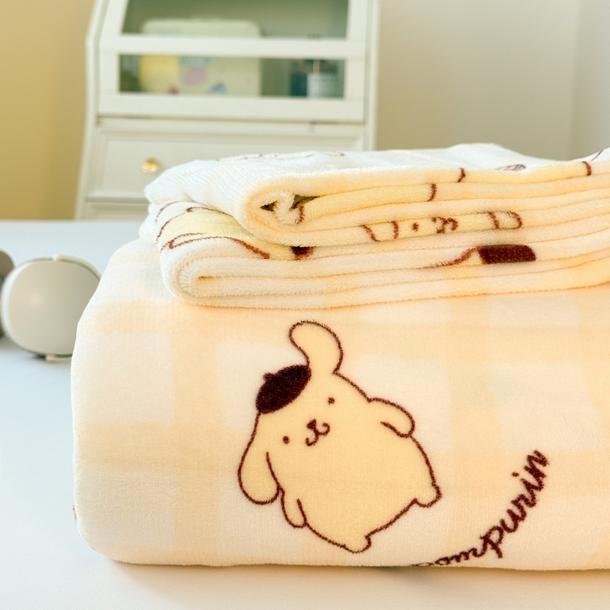 91家纺网 家纺一手货源 找家纺 名兮家居 2025新款经典奥特曼-三丽鸥高克重牛奶绒床单 格子布丁狗