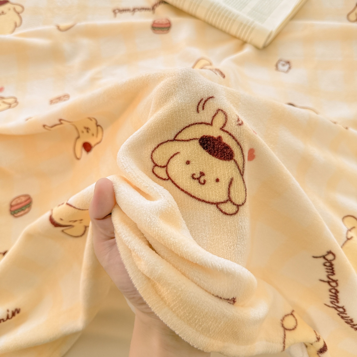 91家纺网 家纺一手货源 找家纺 名兮家居 2025新款经典奥特曼-三丽鸥高克重牛奶绒床单 格子布丁狗