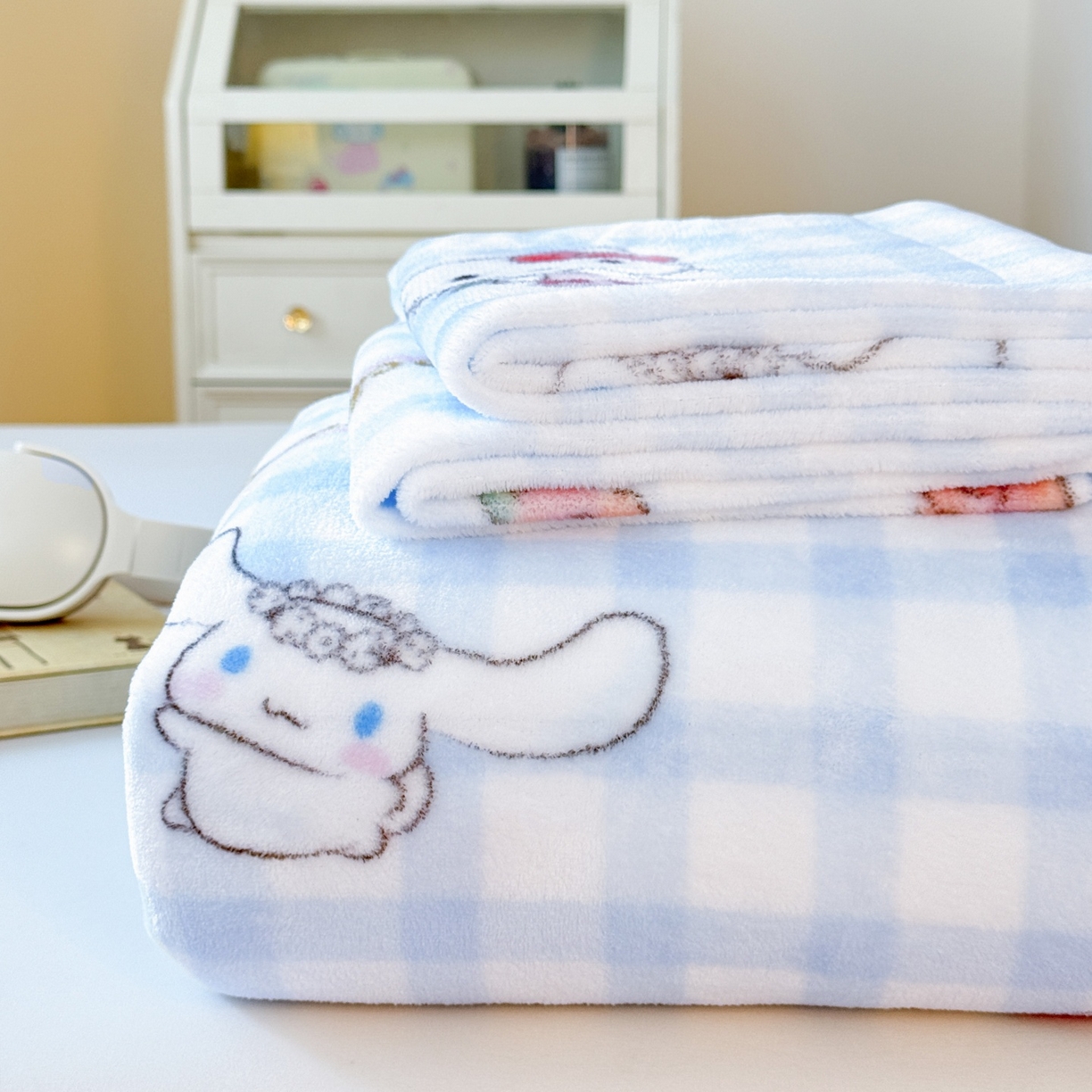 91家纺网 家纺一手货源 找家纺 名兮家居 2025新款经典奥特曼-三丽鸥高克重牛奶绒床单 蓝格萌宠