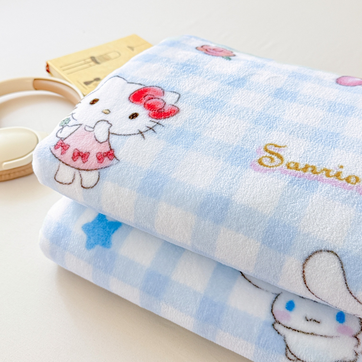 91家纺网 家纺一手货源 找家纺 名兮家居 2025新款经典奥特曼-三丽鸥高克重牛奶绒床单 蓝格萌宠